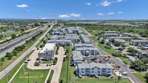 texas-state-Apartment-Building-18751092