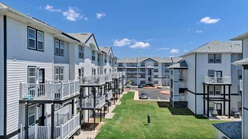 texas-state-Apartment-Building-18751084