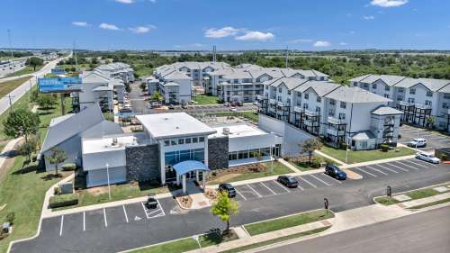 texas-state-Apartment-Building-18751082