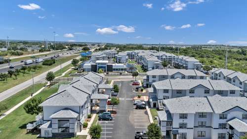 texas-state-Apartment-Building-18751093
