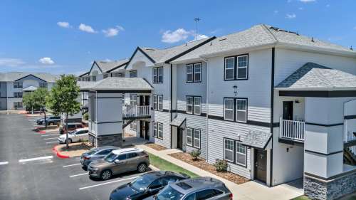 texas-state-Apartment-Building-18751085