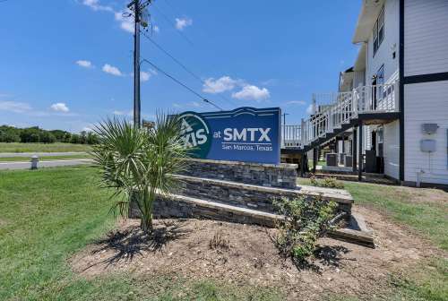texas-state-Apartment-Building-18751077
