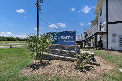 texas-state-Apartment-Building-18751076