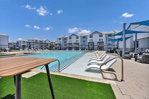 texas-state-Apartment-Building-18751032