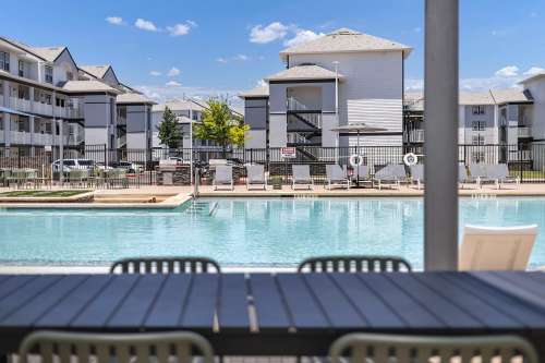 texas-state-Apartment-Building-18751055