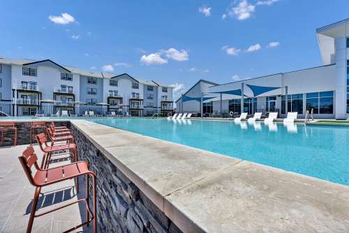 texas-state-Apartment-Building-18751068
