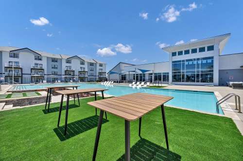 texas-state-Apartment-Building-18751070