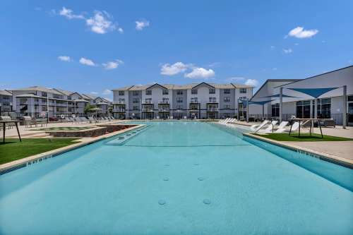 texas-state-Apartment-Building-18751073