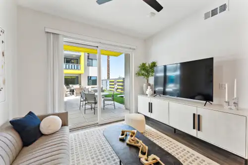 002_2058_E_Apache_Blvd_Tempe_AZ_85281_USA-Living_room-Unit-1034-010