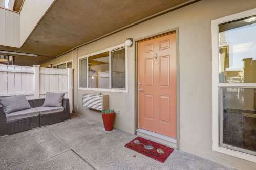 uc-davis-Apartment-Building-18762395