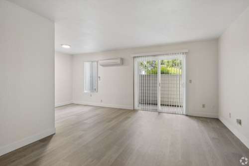 uc-davis-Apartment-Building-18747282