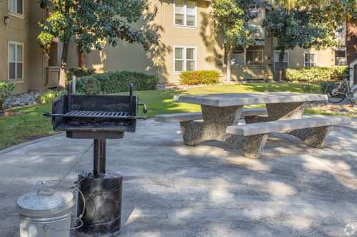 uc-davis-Apartment-Building-18840657