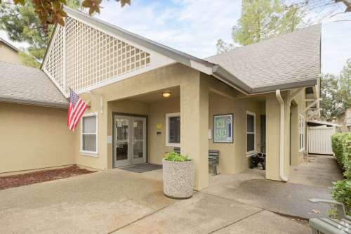 uc-davis-Apartment-Building-18840653