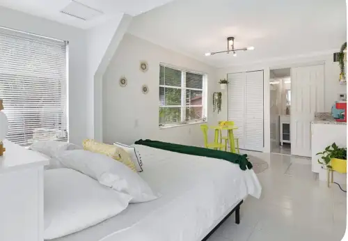 PALM-BEACH-Apartment-Building-18879578.webp