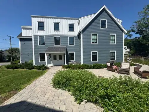 2026-09/NEW-HAMPSHIRE-Apartment-Building-18932202.webp