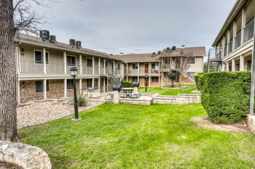 2026-10/UT-AUSTIN-Apartment-Building-18998934.webp